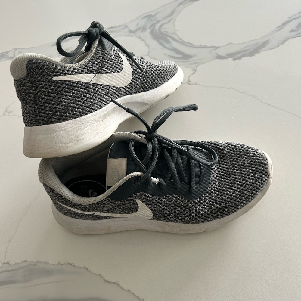 2/$40 Nike Tajun black white heather gray women’s shoes size 9. White thick heel